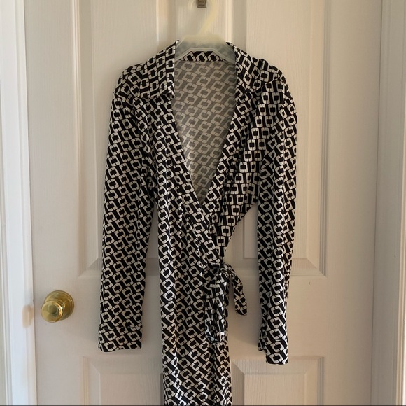 Unbranded patterned wrap dress - Picture 3 of 3